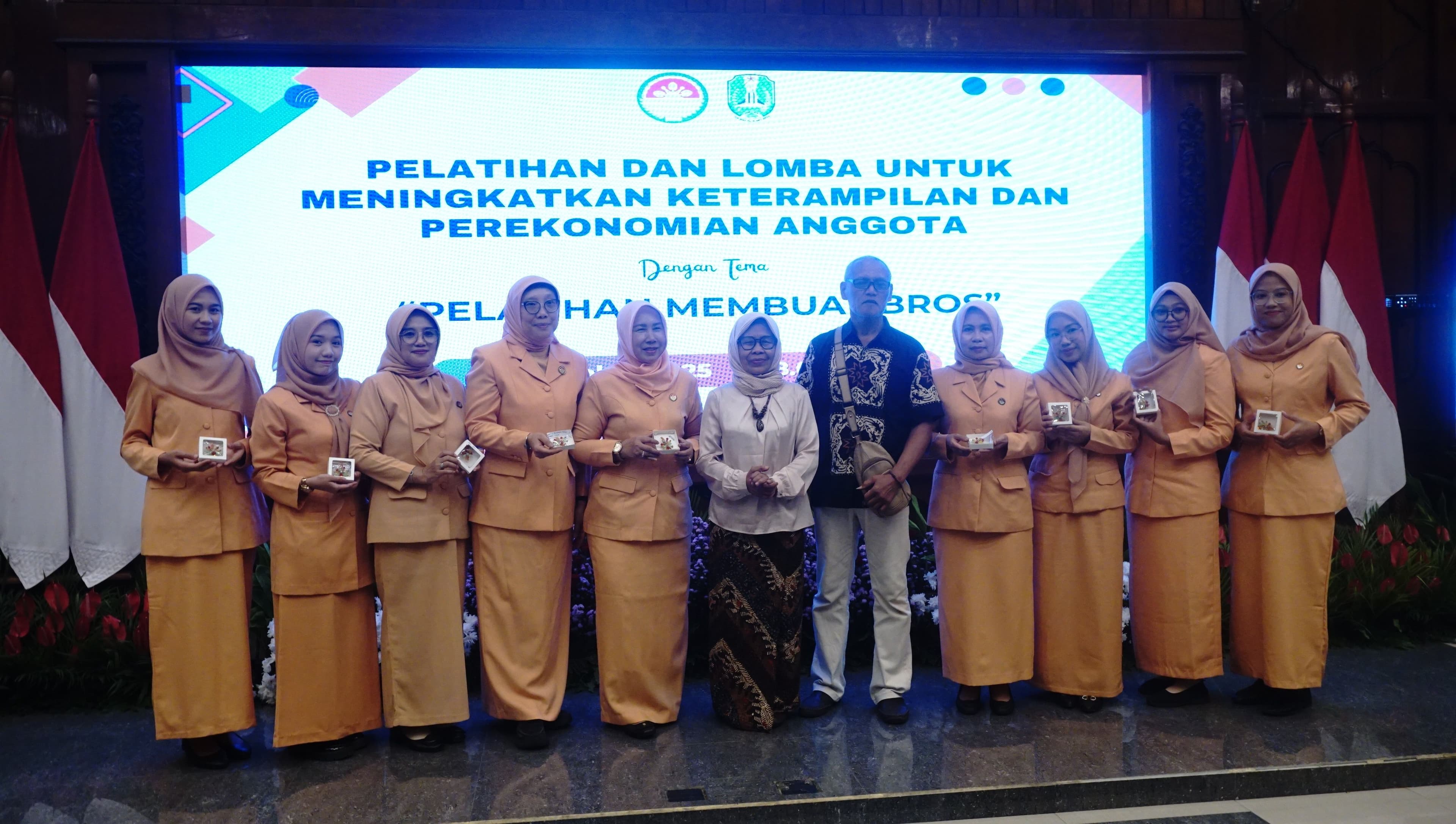 Pelatihan Pembuatan Bros Manik-Manik oleh Arara Art, Tingkatkan Kreativitas Anggota Dharma Wanita